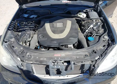 2011 Mercedes-Benz S 550 z USA, uszkodzony, nr VIN WDDNG7BB0BA388665